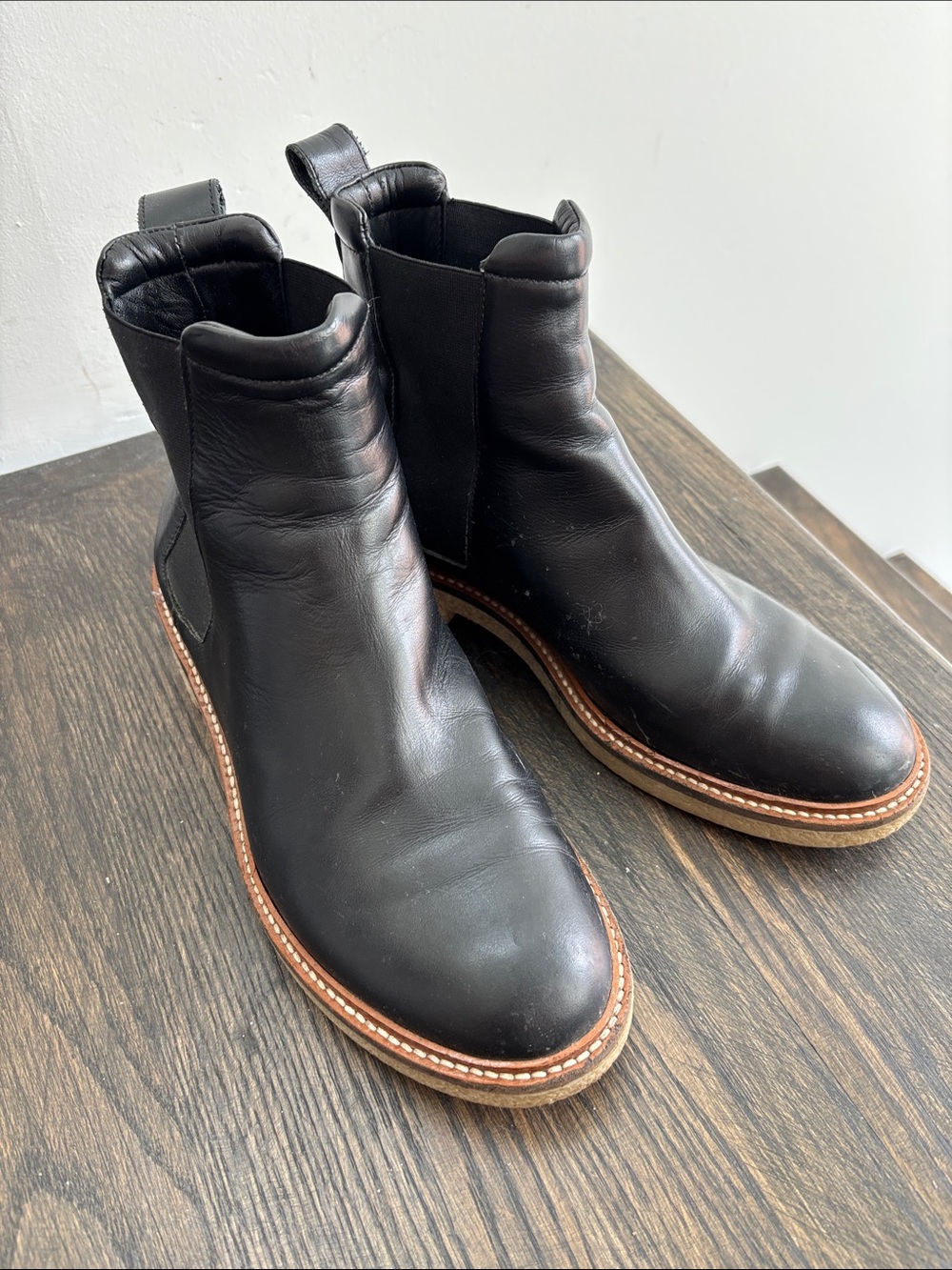 Everlane chelsea boot, pull on, black leather, size 8